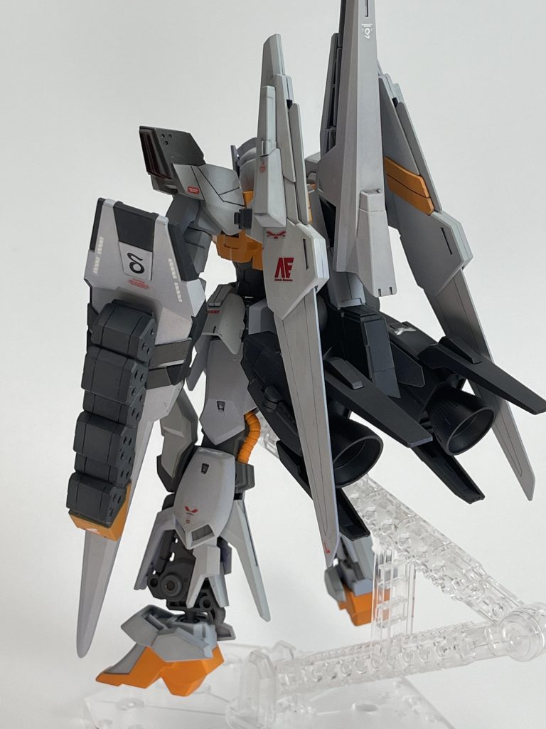 デカールは全部1/144向けのガンダムデカールです。δ（デルタ）のエンブレムだけはMG百式2.0の付属品を使っています。丸型バーニアはゼータ計画MSのスタイリッシュな雰囲気に合わせて角形に変えようかと思ってたのですが、ZZとかEx-Sガンダムも案外丸型バーニアのバックパックなのでそのままとしました。塗装色もZZやSのバックパックに倣って黒系に。メガライダー分離変形ギミックは没にしているので、メガライダーを背負ってるっぽく見せたくない狙いもあって、視覚をごまかすべく砲塔部とバーニア部で塗り分けているという制作上の理由もあったり。
