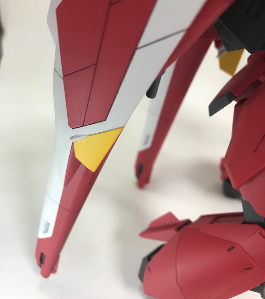 翼の白と黄色はシールで補完出来ますが、缶スプレーで塗装しました。比較的うまくいったのではないかと。