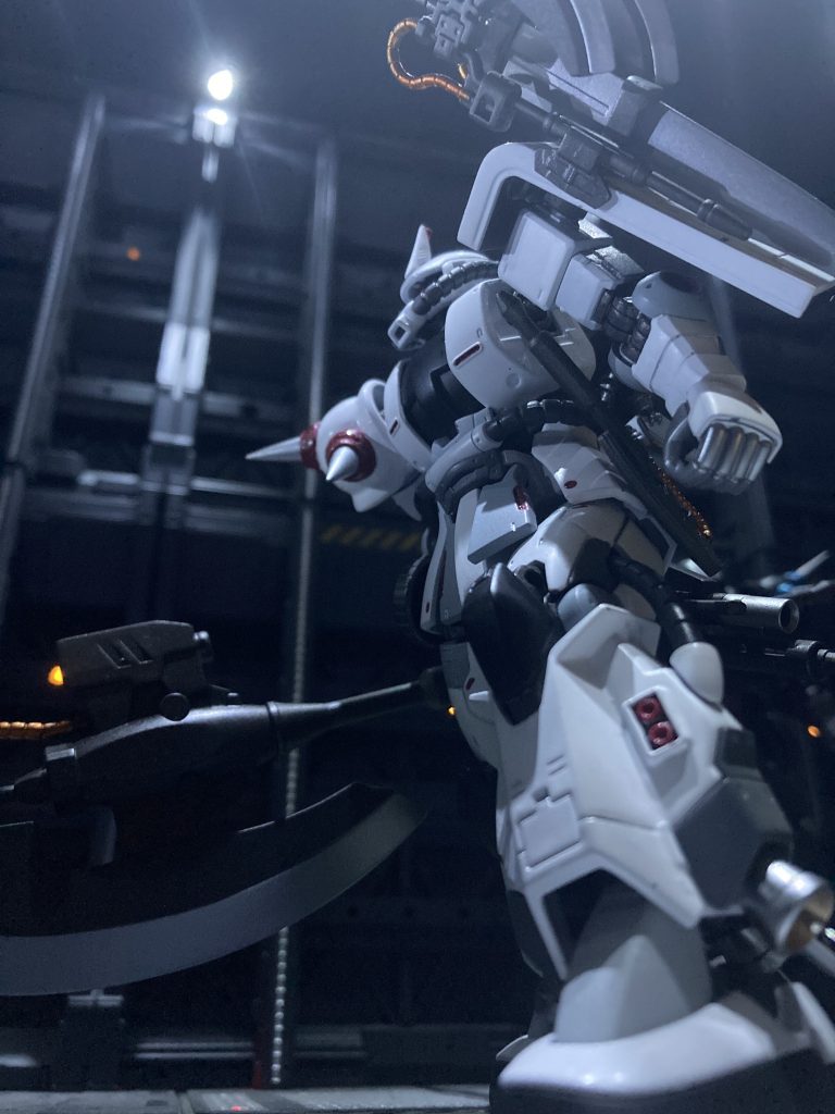 シールドはウェポンラックとして予備のヒートホークとヒートソードを装備。