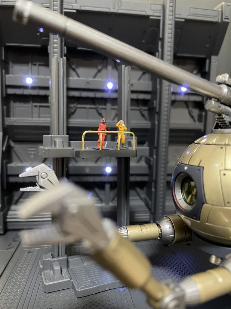 バックの整備ドックはコトブキヤのメカニカルチェーンベースにDAISOのイルミネーションを組み込みました。