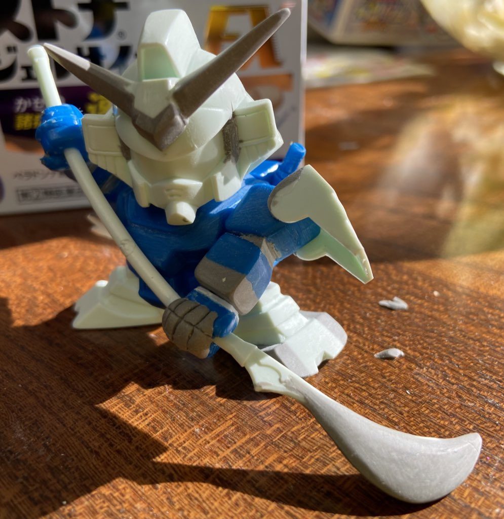 ツノを整形。実は左右で長さを少し変えてます。肩鎧•左足•槍の刃部も整形。拳はボリューム不足とモールドだるだるなのが気になったのでパテ増して削ってます。また模型としての迫力アップと無理のないポージングで槍の柄もRつけてます。
