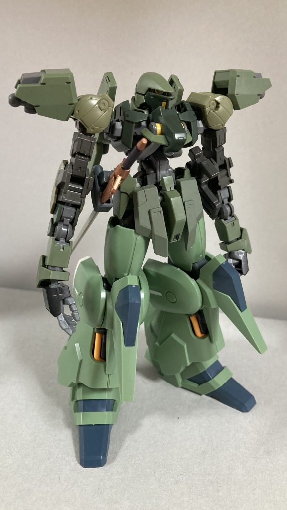 フロント30MMとのコラボ企画がイベントにあったため、家にあるジャンクから作ってみました下半身のクシャトリヤはいつか他の機体を作る際に使いたいため、今回はフロントスカートと大剣以外無塗装で組んでいますまた少し目が見えた方がグレイズアインっぽいかなと思い、少しだけ開いて固定しています