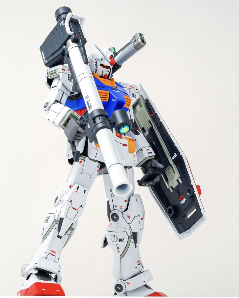 VCドームはじめて使用しましたがアクセントとして秀逸！装甲裏のダークグレーの裏打ちも重厚感の表現に一役かっていると思います。思いたい笑頬の装甲裏、肩装甲裏、スカート裏など