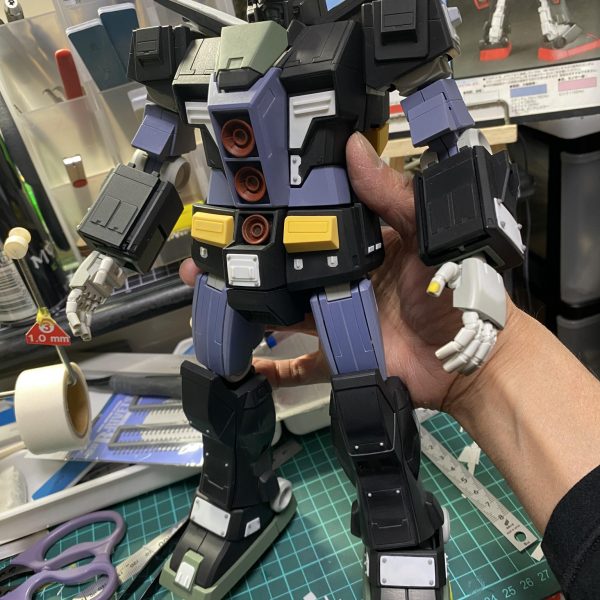 現在サイコガンダム塗装中です。工作が終了して塗装に入った所です。現在は一部グラデーション塗装進行中！今回は初の試みで白下地からの黒立ち上げに挑戦しております。（1枚目）