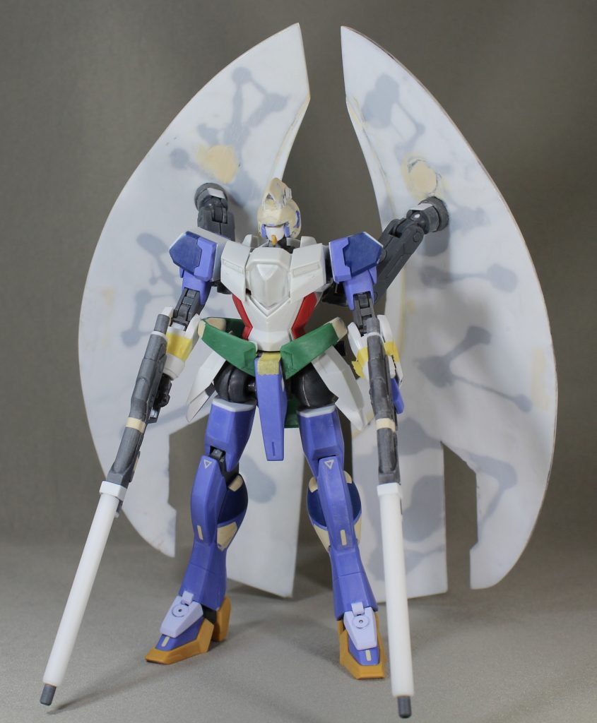 正面から。翼は何度か作り直しています。この写真のものも、この後一から作り直しました。どこに何を使ったか理解してもらえると思います