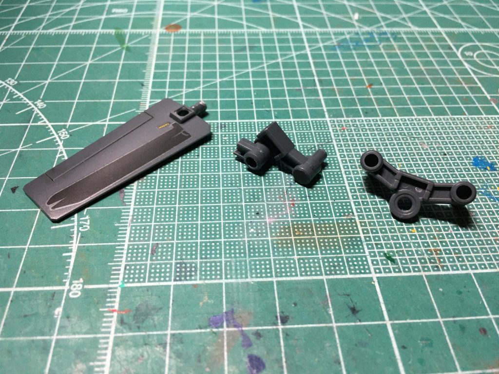 　空力制御ユニットはボールデンアームアームズ付属の変な形のジョイントを加工、翼パーツの組み合わせたお手軽仕様です。また武装マウントアームとしてパワードアームズパワーダーの1軸ジョイントを使っています。　塗装は全てガンダムマーカーです。塗装したのも頭部センサーぐらいでほぼ無塗装ですね。本体色のリタッチにはガンダムマーカーのメカグレーがオススメです。青＝ガンダムマーカー　ガンダムメタブルー赤＝同メタレッド黄＝同イエロー桃＝同蛍光ピンク黒＝同ブラック