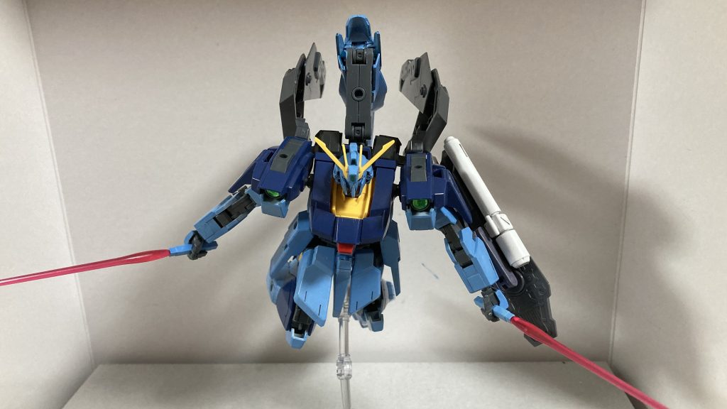 サブ武装2「ビームサーベル」ライトニングガンダムのものをそのまま使用しており、サイドスカートに収納されていますまた変形時にはサイドスカートを回転させることでビームガンになります