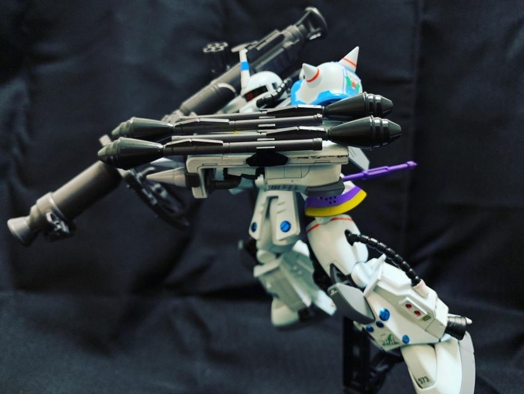 後はガンダムデカールを所々に貼っておきましたでも私はユーマ・ライトニングのザクの方が好きです…