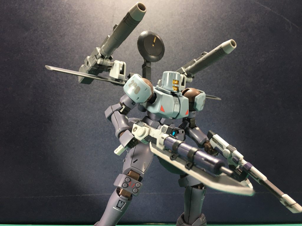 　今回はジャンクパーツ類からオリジナルの空力制御ユニットを製作。主翼がボールデンアームアームズ付属品なので、3mm穴を介して各種オプションの装着を可能にしました。　ビルド系ならではの拡張性の高さはうれしいところ。