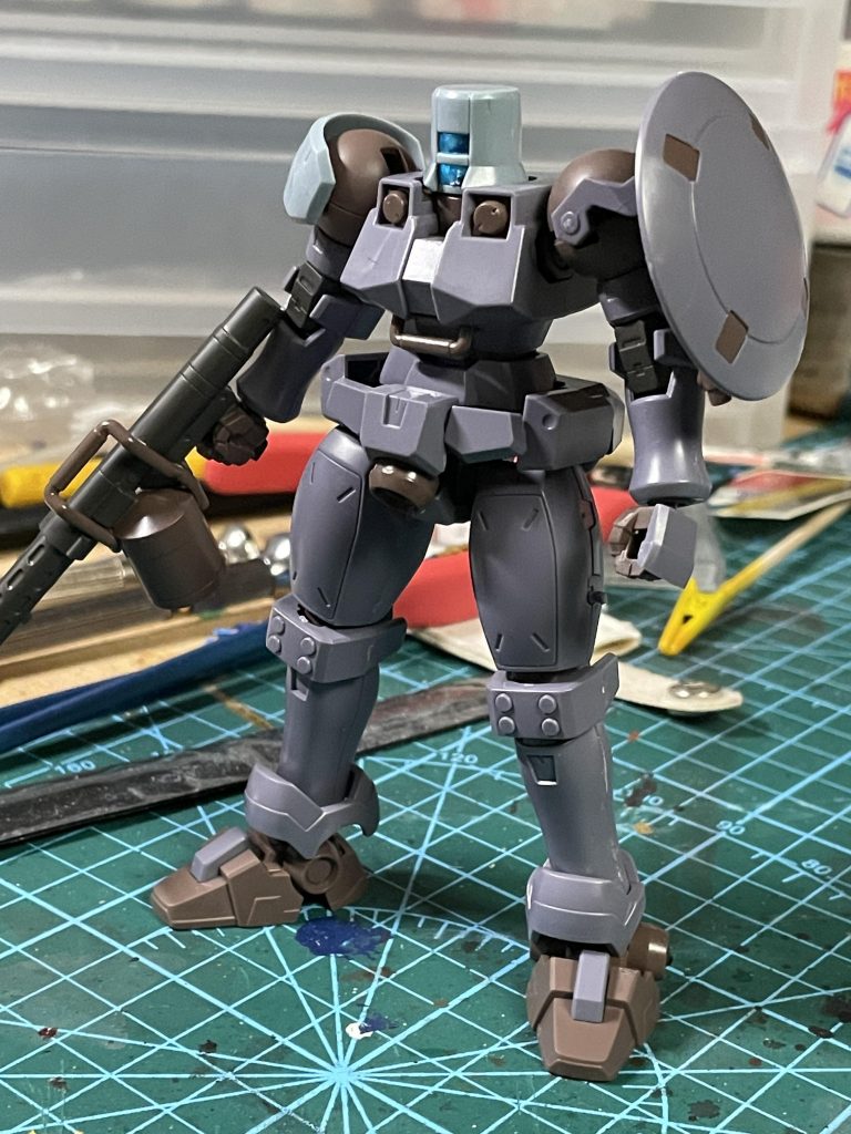 パチ組みキット自体W版リーオーが素体なのでリーオーのパーツもついてくるのが嬉しいいいキットです。このバケツヘッドを見た時からぼんやり想像してました。