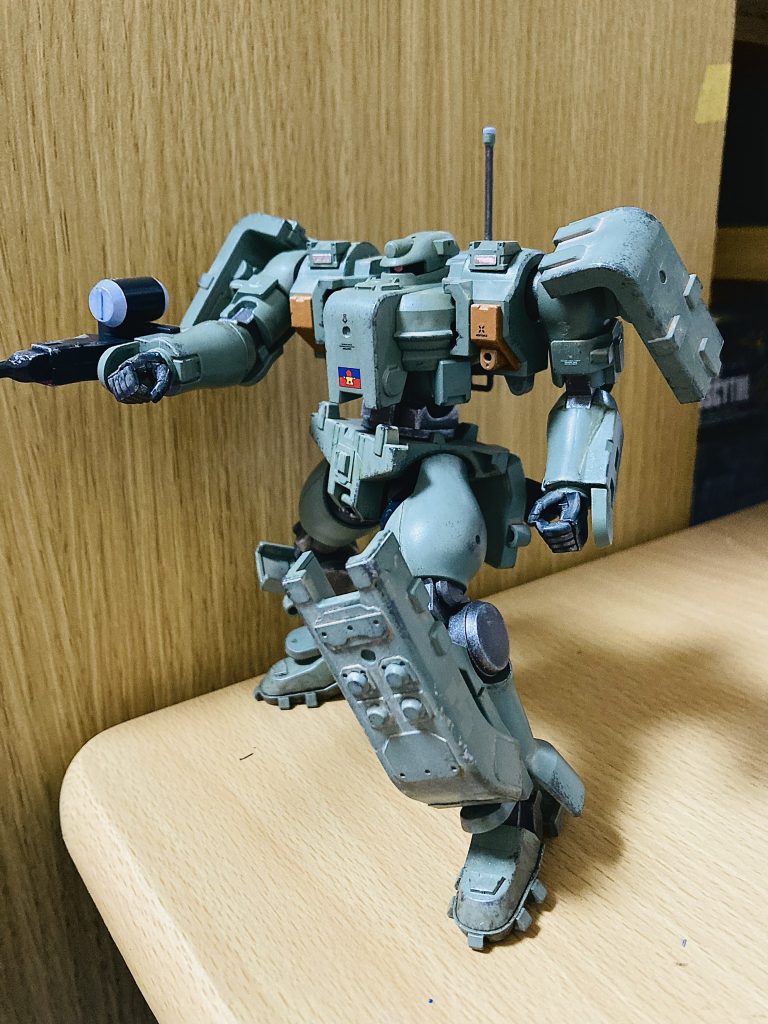 カットしたプラ板ペタペタしたりしました。スジボリはめんどくさいのでやってませんw