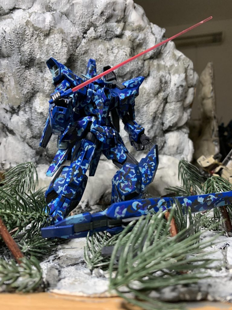 大型機体なので新しいジオラマベースがよく似合ってカッコいいですのだ。毎回背景になんか映るのはご愛嬌なのだ。