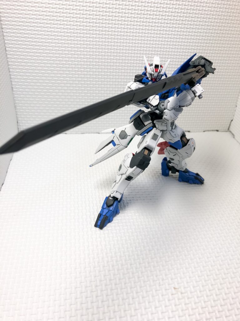 メイン武装のデモリッションナイフです。展開するとアスタロトより大きくなるので、ただ構えるだけでも様になります。持ち手周りの色や細かいシルバーを刺して色分けしています。