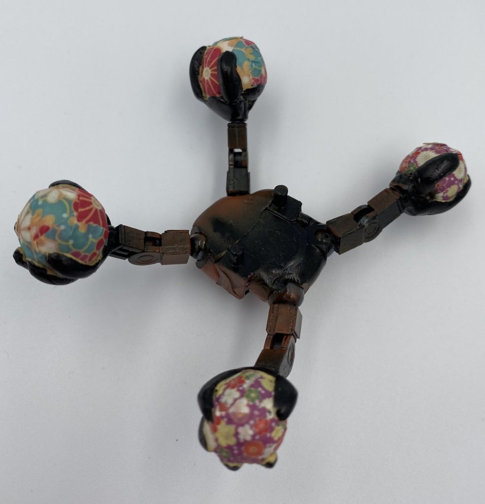 手毬鬼・朱紗丸。バックパック。ボールデンにパテで玉をつけて周りに手をパテでつけました。