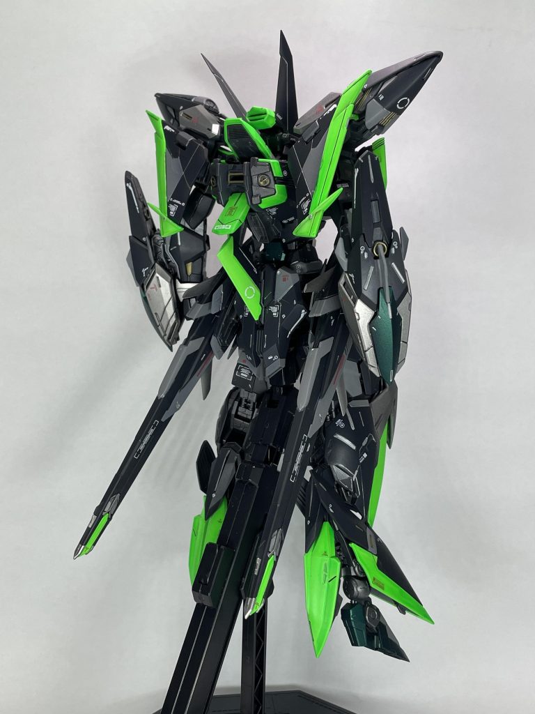 基本工作と少量のスジボリ追加、プラ板貼り付け、ボディー部分はメカメカしい感じを出したくてエナメルシルバーで墨入れしました。