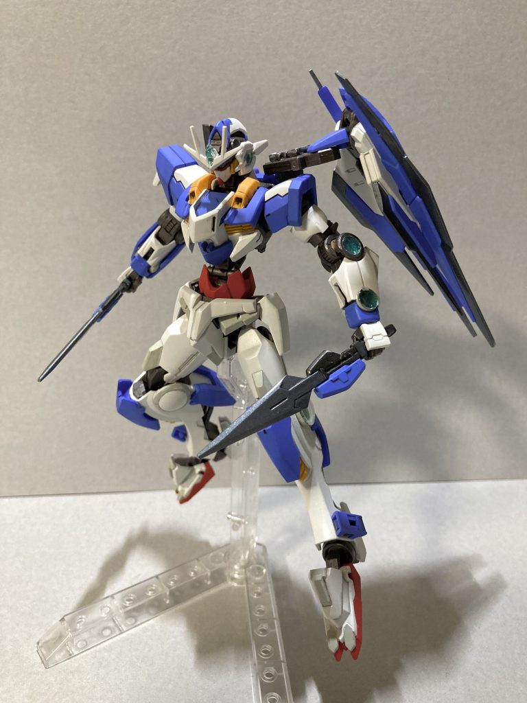 アクションポーズ③　背中に懸架したショートソード二振りは、相手との相対距離によって選択、投擲武器としても使用。