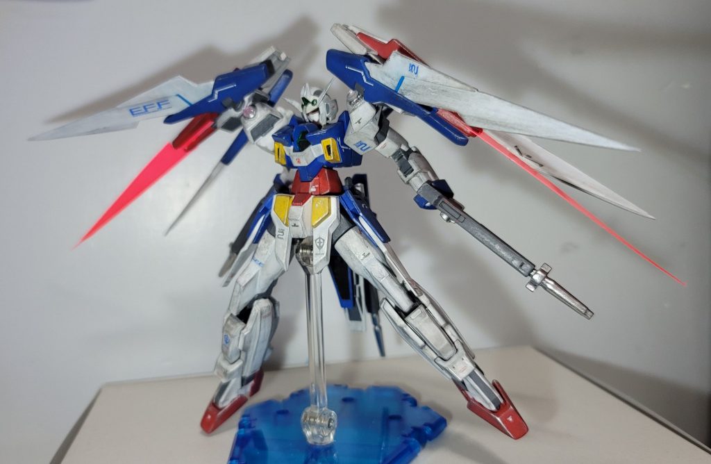 ビームソード展開…!ビームソードのエフェクトを0.2mmの透明プラ板を5枚重ねして厚さ1mmのエフェクトパーツを作ろうとしましたが表面処理がどうしてもうまくいかなくて0.2mmそのままで妥協しました…