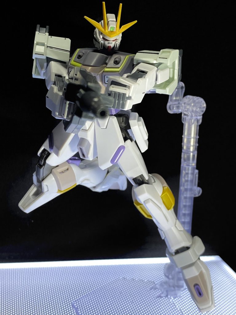 フォアグリップを展開して両手持ちもできます。