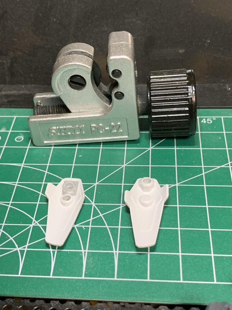 ビルドバーニングの腰サイドパーツを元にポリパーツの受け部分をプラパイプで新造。パイプカッターって便利ですね。