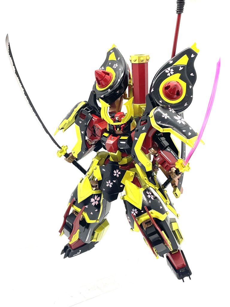 お面を取るとセラヴィーガンダムの顔が現れます。刀は一振りは実体剣で、もう一振りは刀型のビームソードです。鍔のデザインを桜の花の形にしました。