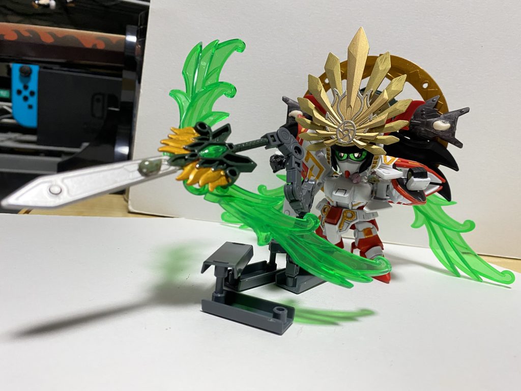 天叢雲剣にはもう一つの孔明νエフェクト装着して飛ばしてみたり。スタンドはボールデンでやたら余ってる板パーツをランナーで連結して、接続パーツ使って動きがつけれる様に。接続パーツ拡張すれば高さも変えたり出来て便利！