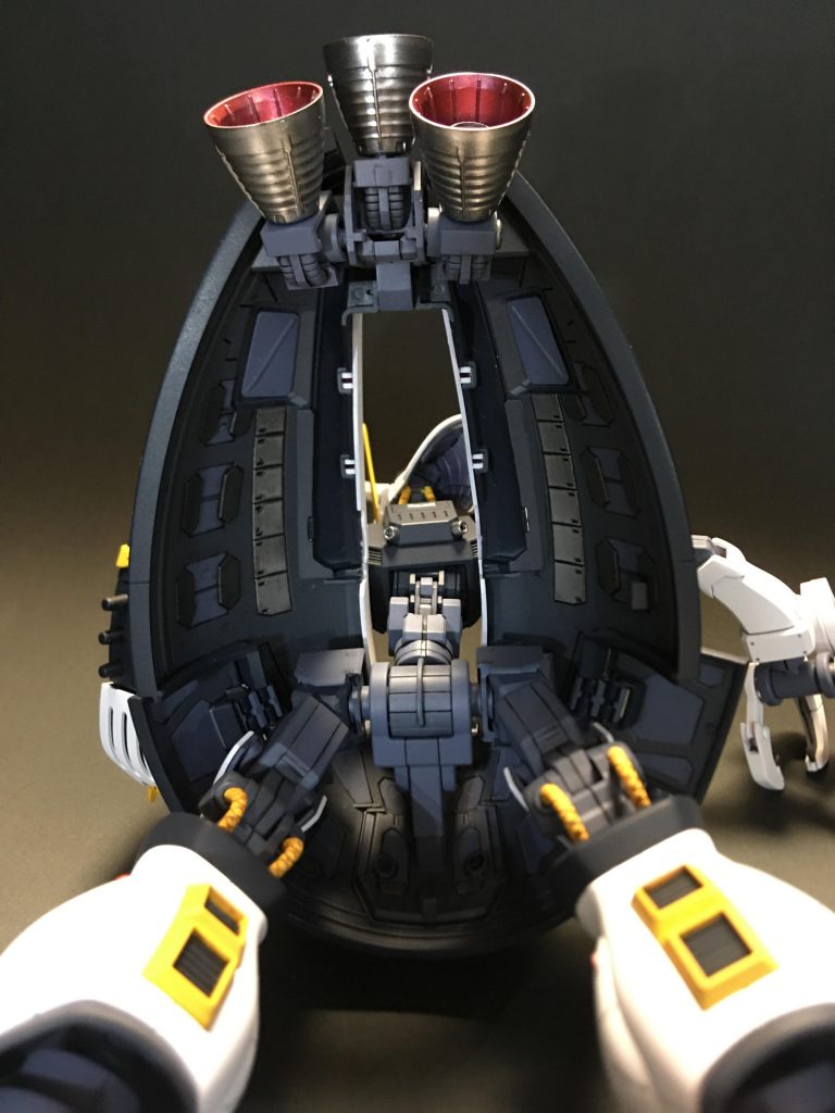 スカート内部にも適度なディテールがあるため、細かく塗り分けで情報量を増やしました。メインバーニアはスターブライトシルバーで塗装して金属感を出しました。内部にも小型バーニアを配置してディテールアップしてあります。