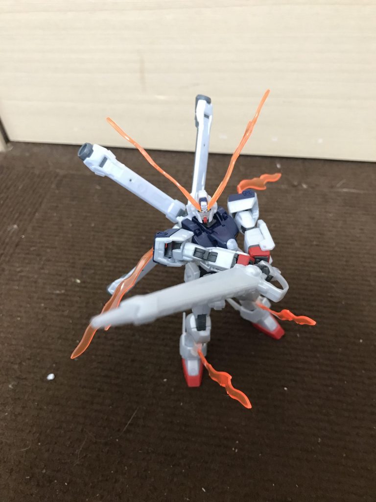 クロスボーンガンダムX1聖天八極式はプロトタイプを含め3機製造されておりプロトタイプ(写真)は紅蓮キューブと呼ばれる新型のユニットを装備、ダクトを増やしデータを収集した2号機(フルクロスで投稿した)はデータから新たに製造した機体ダクトを減らし、スラスターを改良3号機である本機はダクトは胴体のみで実戦に向けた改良が施された紅蓮システムはロンメルが開発した紅蓮キューブを高速回転させる事によりミノフスキードライブを遥かに上回る出力を発揮するしかし2号機の実験中、ロンメルごと謎の次元に飛んでしまうい2号機とロンメルは行方不明になってしまうロンメルがカザミのほかに面倒をみていた一人の少年に二代目ロンメルの名が与えられ実験前に残されていた2号機のデータを元に、本機が製作された二代目は初代とカザミの約束を守る為、そして何より憧れの人であるカザミとの戦いを楽しむ為に、龍虎祭に出場した