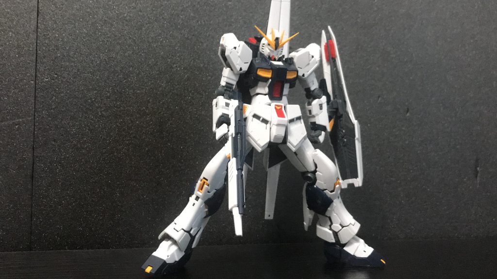 νガンダム！！正直、RGνガンダム素組みですね……でも、やっぱ投稿したかったので撮りました！（撮影日10月中旬）まずはHi-νガンダムとならべて