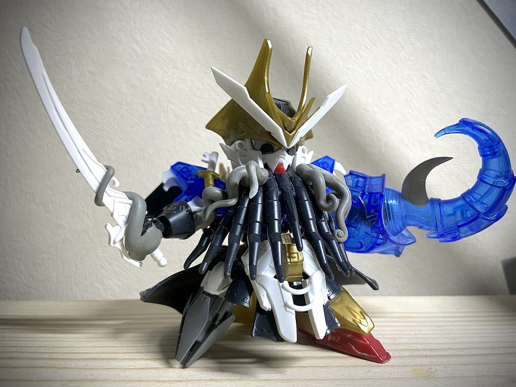 足はフロントスカートを前に出して、膝をスカート内で曲げることで、でっぷり感増しと低身長化を図りつつ、爪先立ちのディヴィくんをスカートで支えております!一応自立もしますけども!ヒゲはエドワードの髪パーツ、足の爪はジャンクのグレイズアインのをそれぞれ調整して、あとは元キットをパテとプラ板でいじってます!やっぱヒゲコンなのでヒゲのボリュームとゲソゲソした躍動感にはこだわりました♪笑