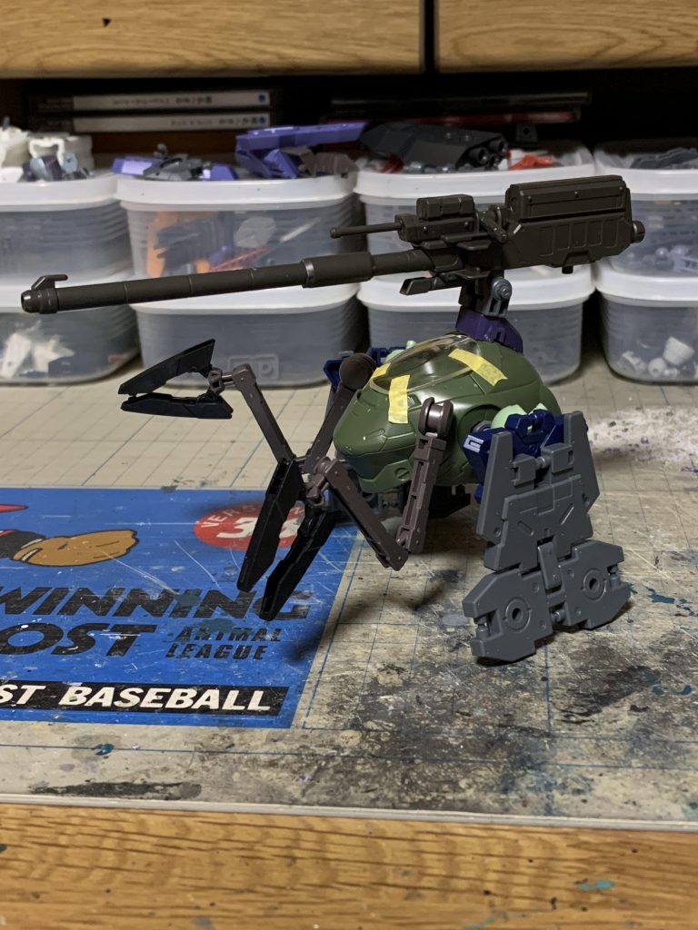 コクピットハッチにはコンビニスプーンを加工して使用。これはベアゲートさんからアドバイス頂きました。透明なままだとキャノピーみたいですね。アーム先端はこれも30MMから。