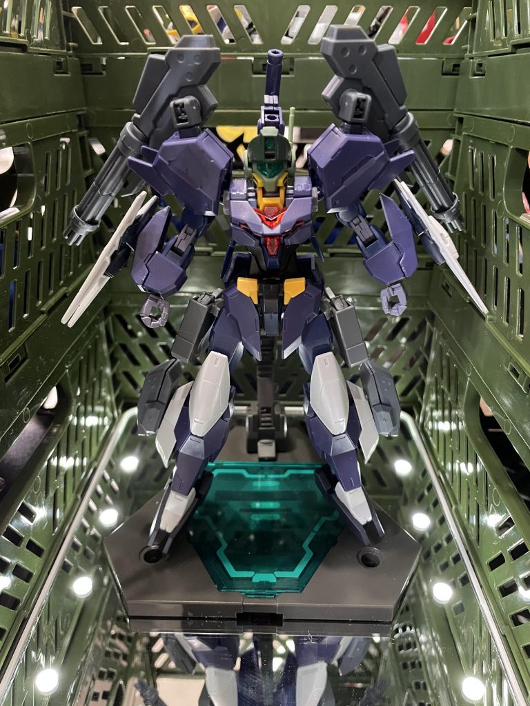 ジム:デスペラード本機の通常戦闘状態。機体コンセプトは「1対多数凌ぎ切り、1対1で絶対に勝つ機体」肩部と脚部にそれぞれガトリング砲を装備しておりこの砲身から放たれる銃弾は全て「スモークバレット」という着弾時にダメージを与えつつ少量の煙を出すものになっている。