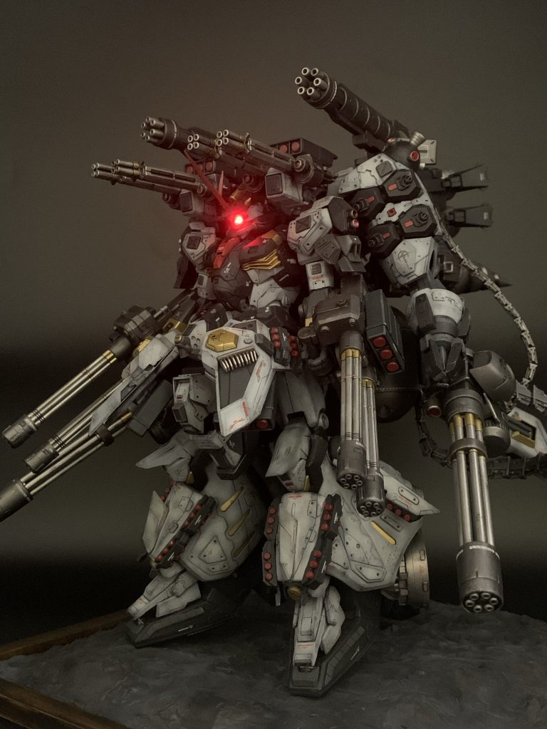 モノアイにはLEDを仕込みました!