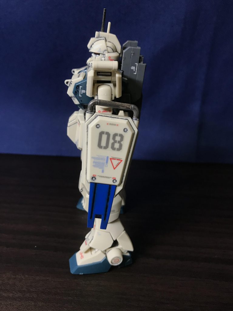 サイド左。本機の設定、現地回収と陸戦を意識して、各箇所で墨入れを濃いめにして流し、ロールアウトしたてなのに、現地部品で作った感を出しています。