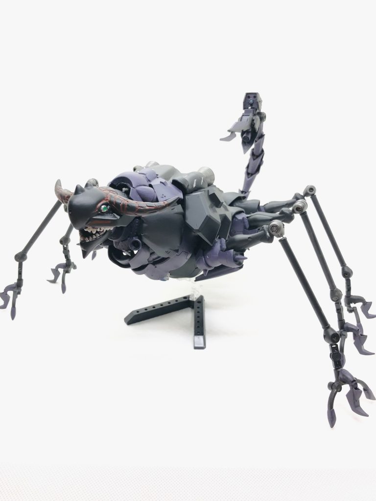 特徴的な6本足は、スタンドを使用しました当然ながらそのままで自立不可の為、胴体もスタンドで支える必要があります