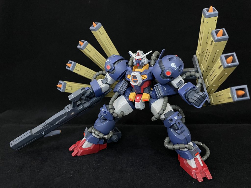 背中のPDMランチャーは小型化したプラズマダイバーミサイルを拡散発射。一発ごとの破壊力は落ちるものの、殲滅力では元を凌駕する。リスペクト元はもちろんアハトミサイル。