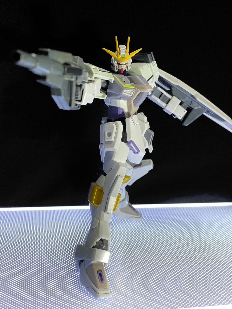 ビームライフルを構えた射撃姿勢。