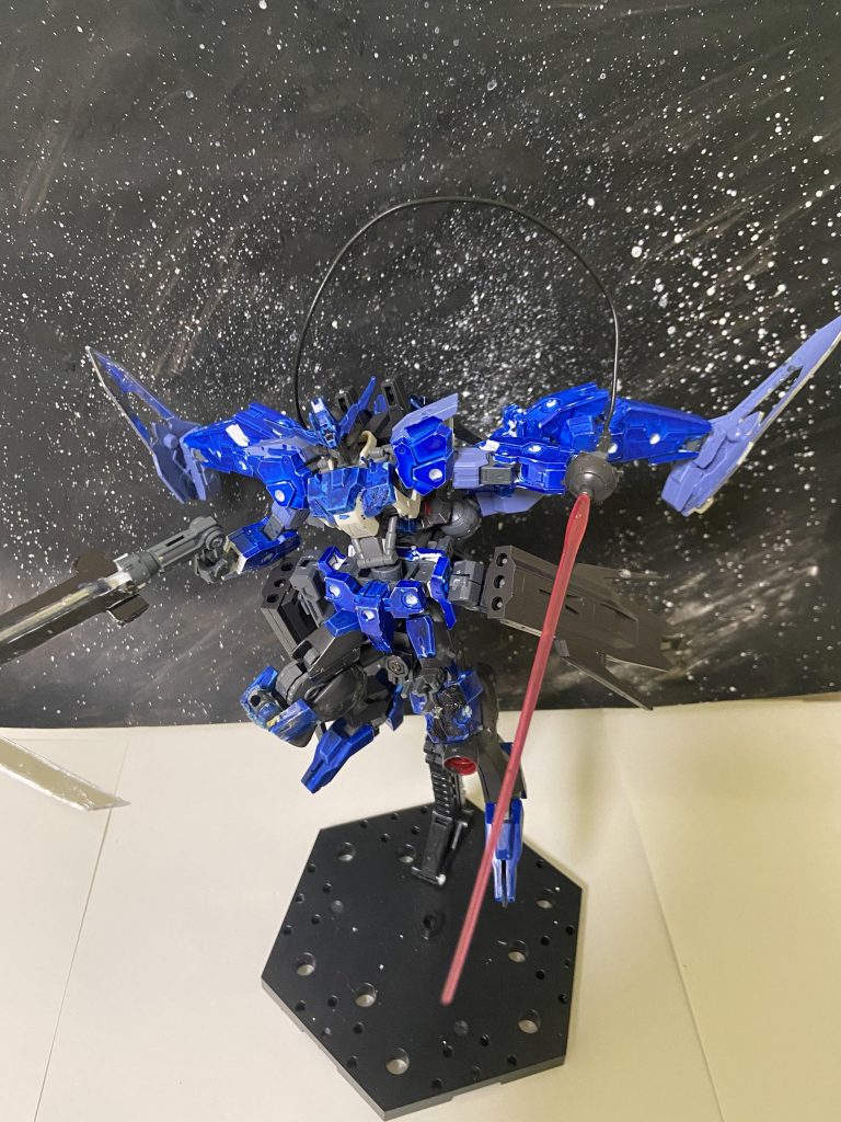 ヴィダールデュアル・ファルコンモード空中戦仕様のモードトルーパーモードとは対照的に高軌道を生かしたヒットアンドアウェイを、得意とする武装に有線式ビームレイピアなどを使用する。