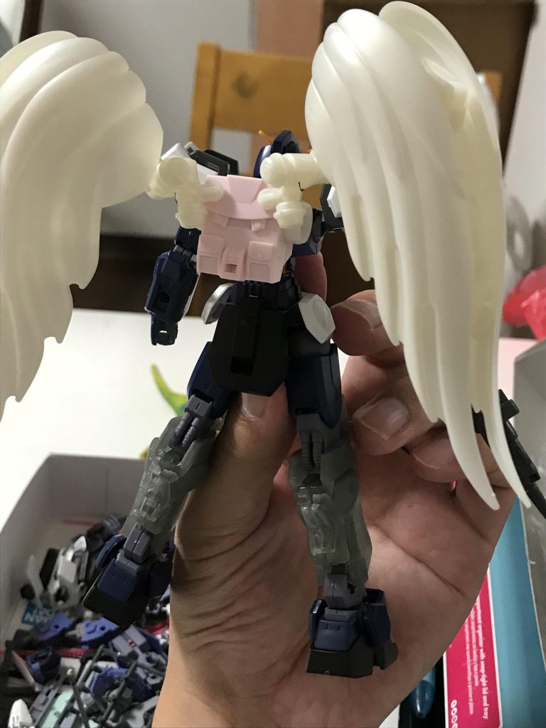 背面の成型色はこの様な感じです。ピンクがとてもファンシーです。羽根もパールなホワイトでした。ディテールが、リュックサックを思わせるデザインだったのがわかります。