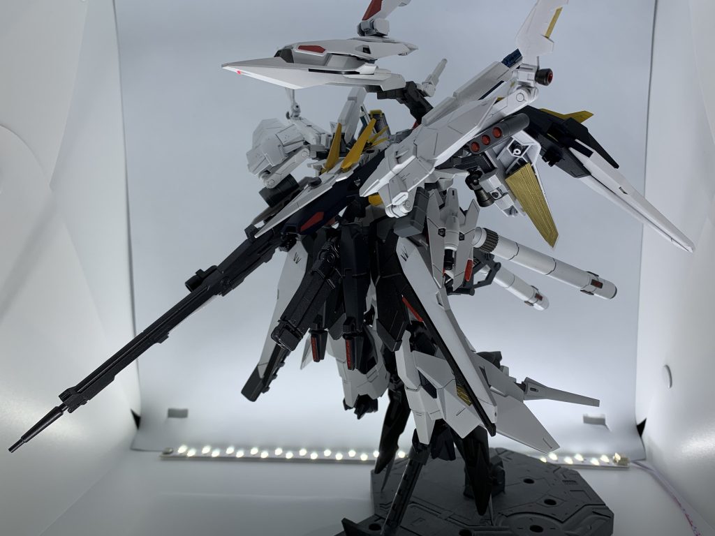 本機の本来のコンセプトはMSによる軌道上からの地表への高高度爆撃である。前方方向に発生したバリアと簡易的な可変機構による加速能力。そしてミラージュコロイドによるステルス性によって驚異的な奇襲性能を備えていた。しかし。本機はテロ組織『ニューゲート』への輸送中、地球連合軍に鹵獲されており。当初の地球侵攻計画は不可能となる。地球連合軍にとって、元はアナテマ本体のみの鹵獲であり、追加装備であるDRUは地球に降下後に仕送る予定であったためか存在が認知されていなかった。ネメシスによる大西洋連邦首都ワシントンへの攻撃によって既に多大な被害が出ており、加えて3回目の攻撃の際に拠点防衛に駆り出された本機はネメシスとの戦闘によって敗北し、回収された際に機体内部データからDRUの存在が判明した事によって生み出された、いわば現在のDRUは連合軍によって制作した模造品にすぎない。しかし性能から外装に至るまでデータと比べ違いは殆どなく、アナテマのフルスペックを発揮することが可能となっている。パイロットは地球連合軍所属『ブディ・コーベット』