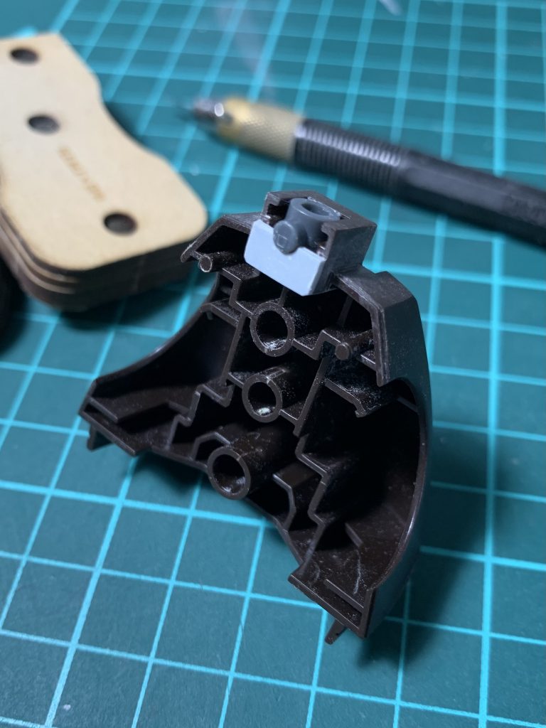 胴体にポリキャップをこのように固定しますプラ板の補強の厚みの分、胴体側も幅を削り込む必要があります