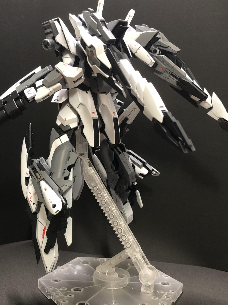 今回わりとお気に入りなのが背中。大型化した脚部とGNクローを追加してボリューミーになった背部スラスターがちょうどいい感じします。