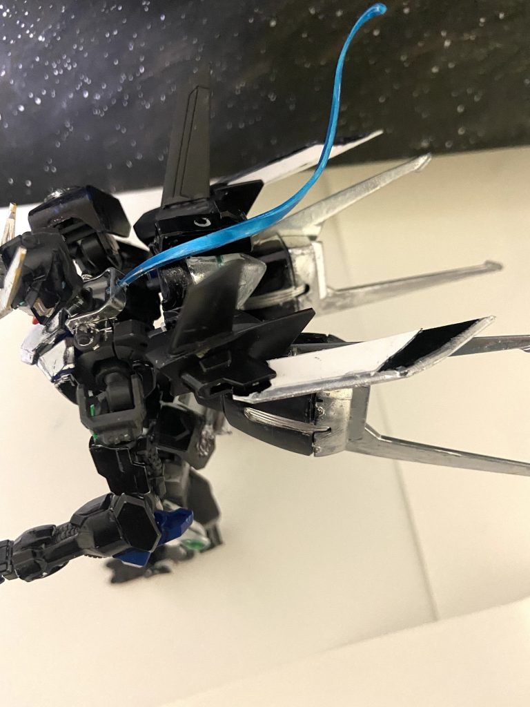 翼は折り畳むことも可能です、花のパーツはプラ板を使いピンバイスで穴を開け取り付けていますフラッグのパーツも稼働できるように加工しています。