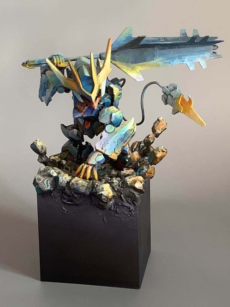 本体と台座を組み合わせて筆塗り中