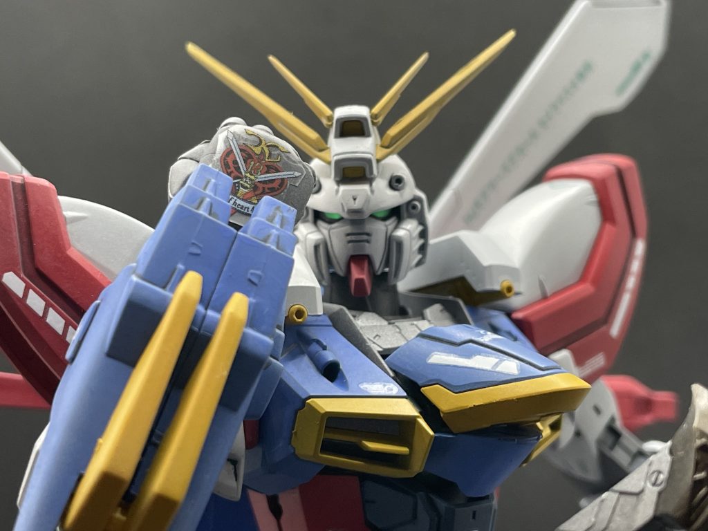 ゴッドガンダムにめちゃくちゃカッコいいシールが付属していたので右手に貼ってます。決め台詞なんでしたっけお前を殺されてたまるかー!でしたっけ