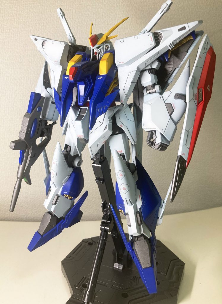 本当は鼻の線は2本ですがνガンダムとの繋がりを感じられるのであえて3本残しておきました。