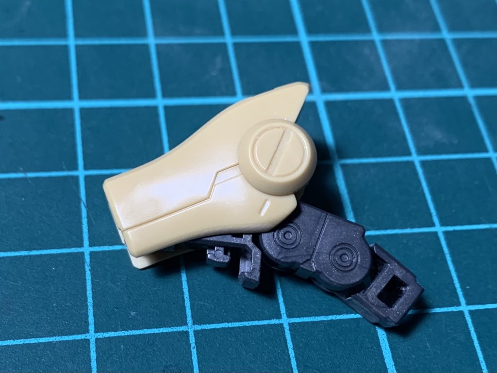 合わせ目処理をしてから内部フレームを後ハメできますシールド保持パーツがフレームを固定してくれるので、グラついたりポロリすることはありません