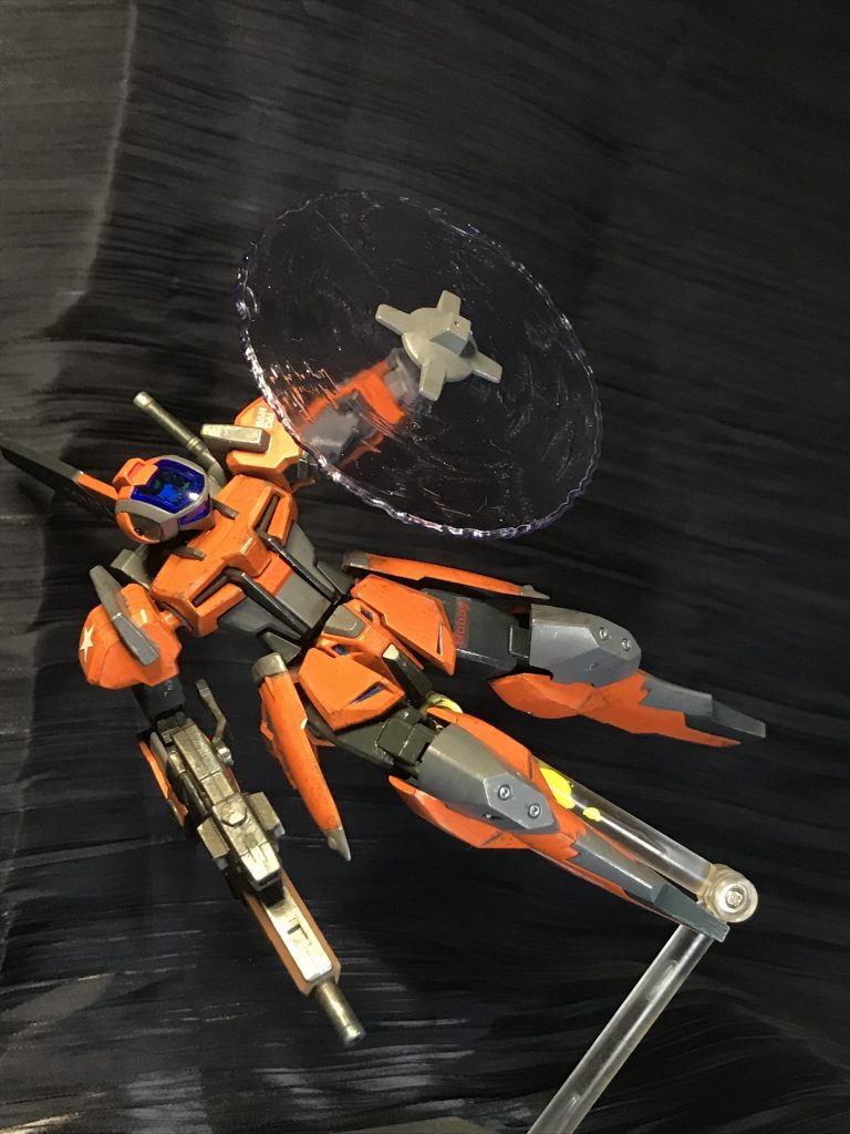 ビームローターは大昔、モビルスーツを飛ばす為に作られたものらしく、単純で効果的なものだったがどういう訳かその後廃れてしまった。防御にも使える。これはそのコピー品で、電力があれば何でも飛ばせるので汎用パーツとして割と出回ってるものだけど、自機を破損する事もあるので人型機械に付ける人は少ない。