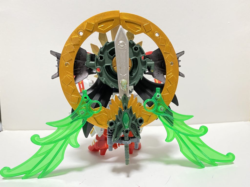 背面。天叢雲剣と八咫鏡はトーラスに装着。八尺瓊の勾玉は特殊な力を宿す霊石を加工して勾玉にした設定。各神器と首飾りに装着していて、各々の能力をアップするバフ効果をもたらす設定に。八咫鏡はネオジムで保持。ヴォワチュールリュミエールは孔明νのエフェクトで。背中重いので支えに使ってます。