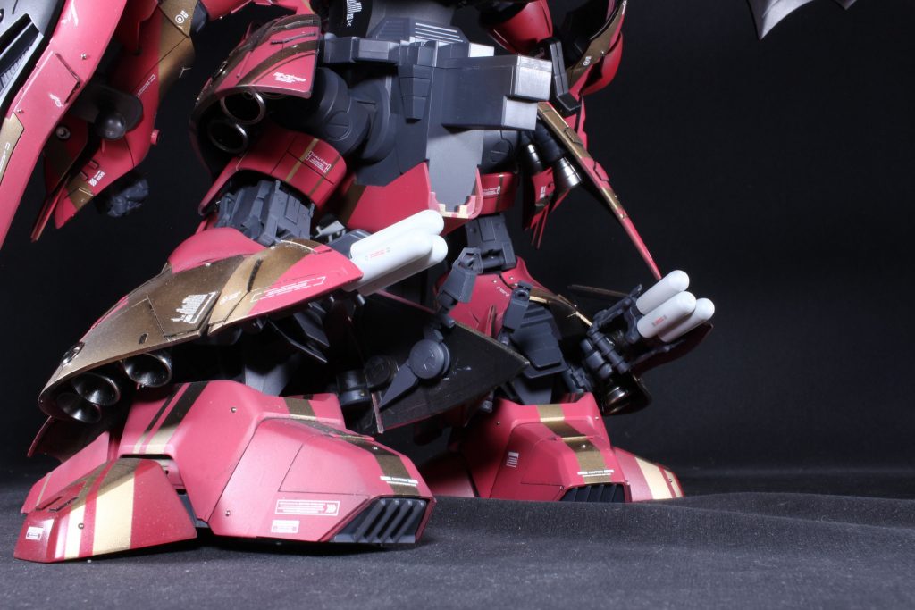 ズボンの裾はノコギリでぶった切って謎タンクのその他ををペタリ。ジョイントパーツにて可動するように小細工。しっぽつけると100%見えません🤣