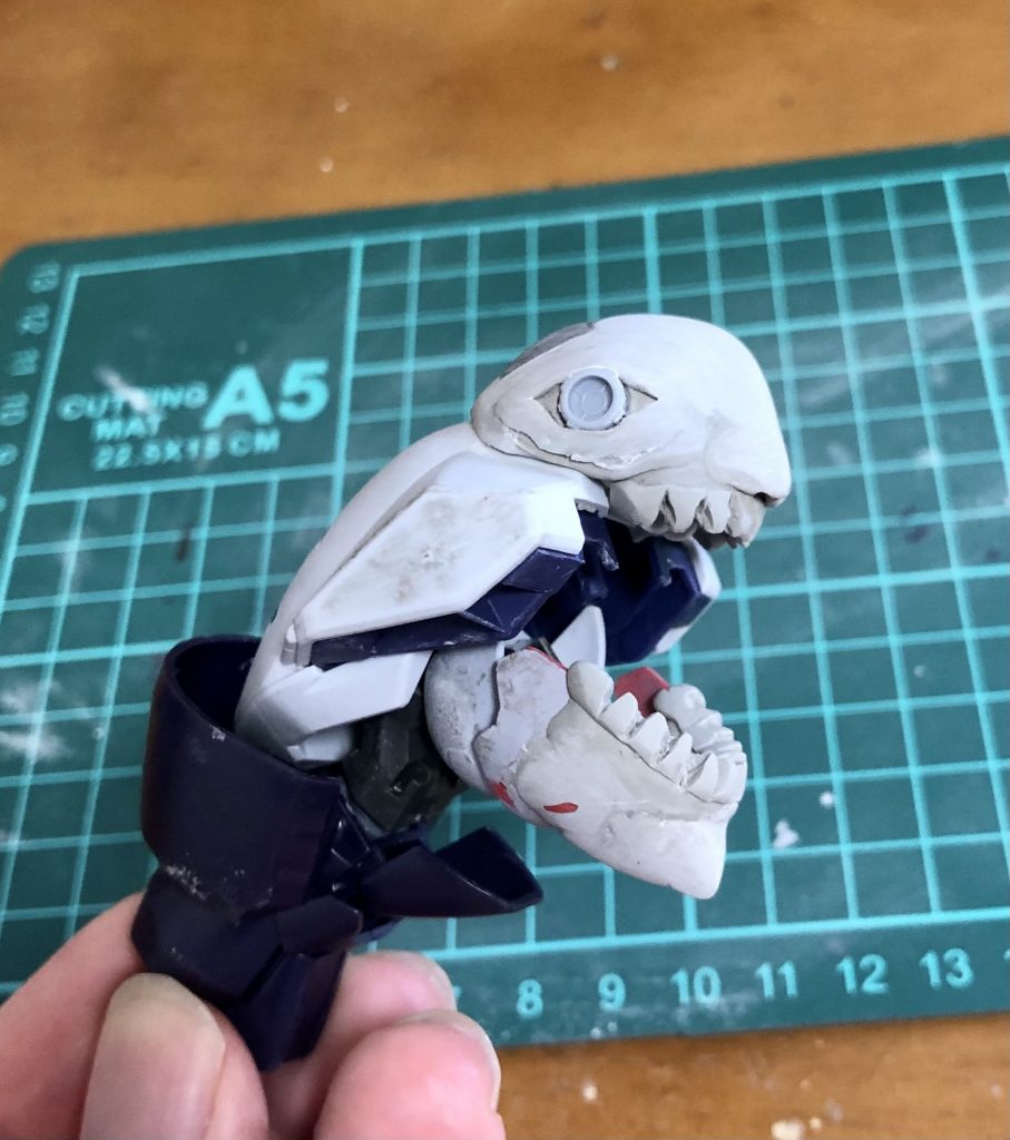 ガパァ…頭部はウーンドウォートの腰背面パーツから